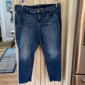 Torrid capri’s, Sz 16